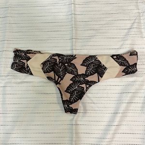 ACACIA BOTTOM BLACK ELEPHANT